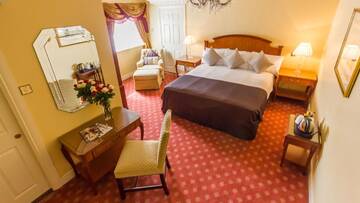 Фото номера Улучшенный номер с кроватью размера «king-size» Отель TF Royal Hotel &amp; Theatre г. Каслбар 5