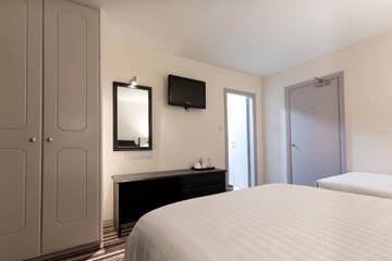 Фото номера Одноместный номер с двуспальной кроватью Отель Ivy Tower Hotel г. Каслбар 4