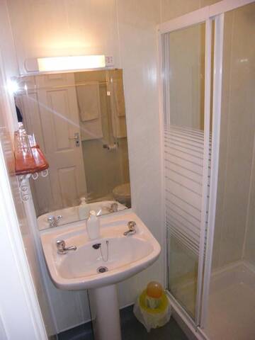 Фото номера Одноместный номер Гостевой дом Kennys Guest House г. Каслбар 6