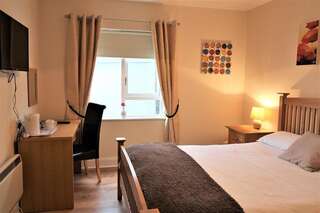Фото Отели типа «постель и завтрак» The Connaught Inn г. Каслбар